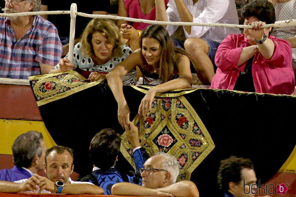 Eva González desea suerte a Cayetano Rivera en la corrida nocturna de Palma