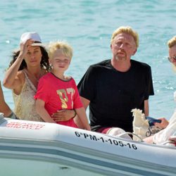 Boris Becker con su mujer Lilly Kerssenberg y su hijo en Ibiza