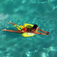 Cristina Pedroche disfrutando de la piscina mientras hace topless