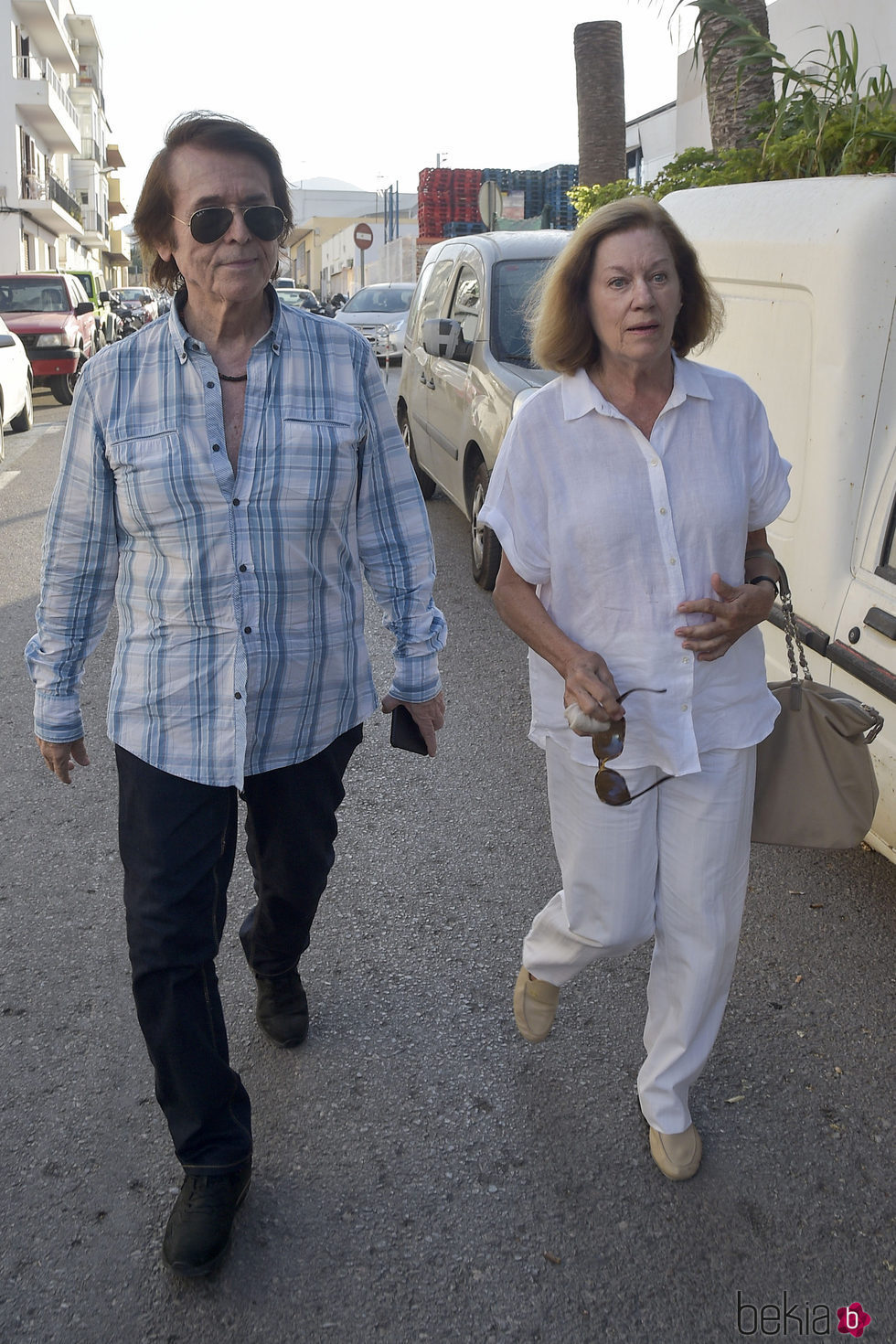 Raphael y Natalia Figueroa acuden a la capilla ardiente de Ángel Nieto