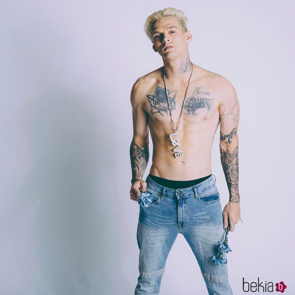Aaron Carter posa luciendo cuerpazo y tatuajes