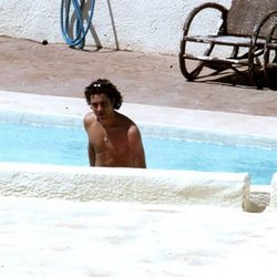 David Bisbal disfrutando de un chapuzón en la piscina
