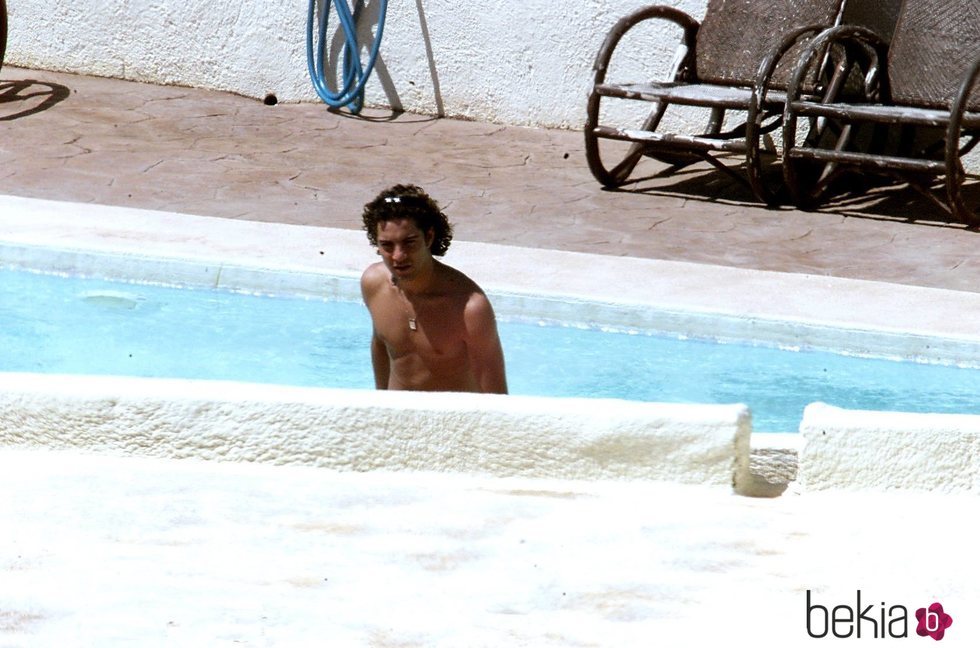 David Bisbal disfrutando de un chapuzón en la piscina