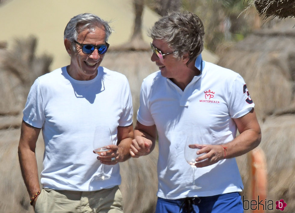 Imanol Arias y Alejandro Gravier en las playas de Marbella