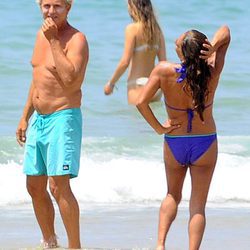 Lolita y su cuñado Pedro Lazaga disfrutando de la playa