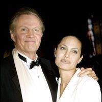 Angelia Jolie junto a su padre Jon Voight
