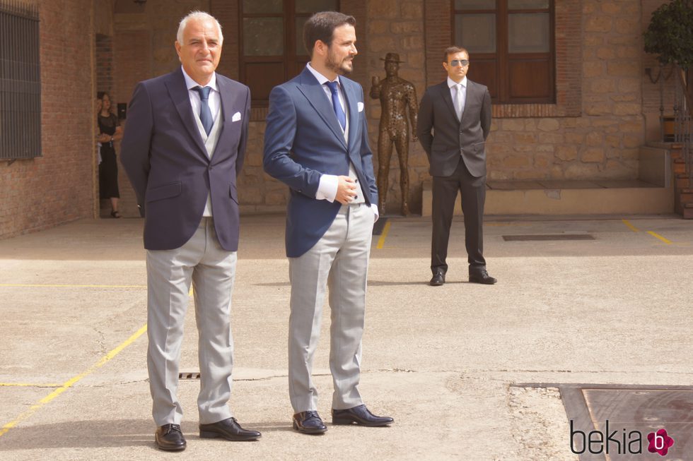 Alberto Garzón espera a su novia Anna Ruiz antes de la boda en Ceniceros, La Rioja