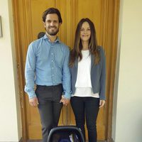 Carlos Felipe de Suecia ySofia Hellqvist presentando a su segundo hijo Gabriel