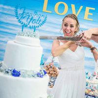Yoli y Jonathan ('GH15') partiendo el pastel de su boda