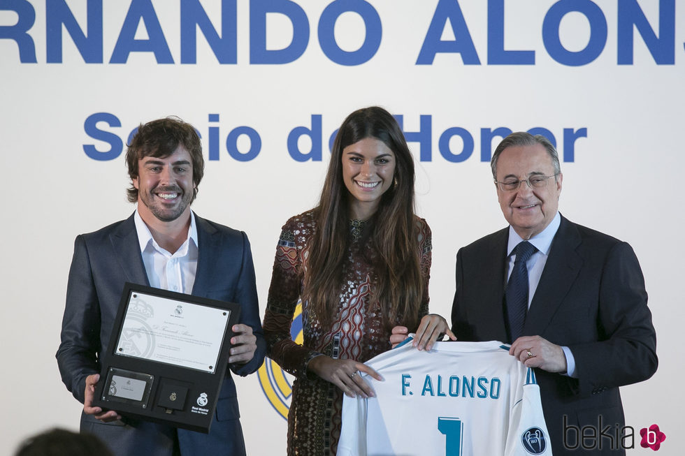 Fernando Alonso con Linda Morselli y Florentino Pérez en el acto en el que ha sido nombrado socio de honor del Real Madrid