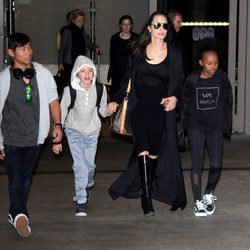 Angelina Jolie con sus hijos Maddox, Zahara y Vivienne Marcheline Jolie-Pitt