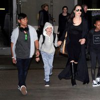 Angelina Jolie con sus hijos Maddox, Zahara y Vivienne Marcheline Jolie-Pitt