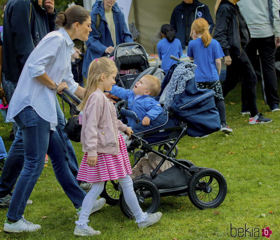 Victoria de Suecia con sus hijos Estela y Oscar en el Día del Deporte en Estocolmo