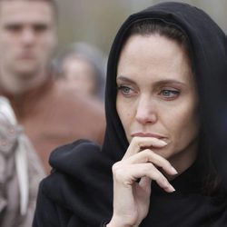 Angelina Jolie con pañuelo en su visita a Bosnia