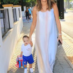 Irene Rosales llevando a su hija Ana a la guardería en su primer día de clases