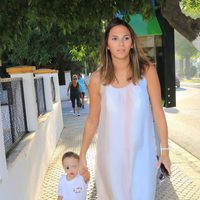 Irene Rosales llevando a su hija Ana a la guardería en su primer día de clases