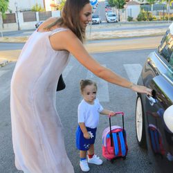 Irene Rosales llevando a su hija Ana a la guardería