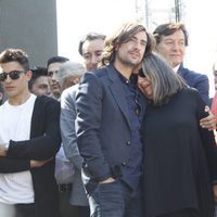 Gelete Nieto, Fonsi Nieto y demás personas en el homenaje a Ángel Nieto celebrado a las puertas del Bernabéu en Madrid