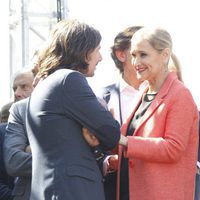Cristina Cifuentes apoya a Gelete Nieto en el homenaje celebrado a las puertas del Bernabéu en Madrid de Ángel Nieto