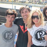 Marta Sánchez con Gelete, Pablo y Hugo Nieto en el homenaje de Ángel Nieto en el circuito del Jarama