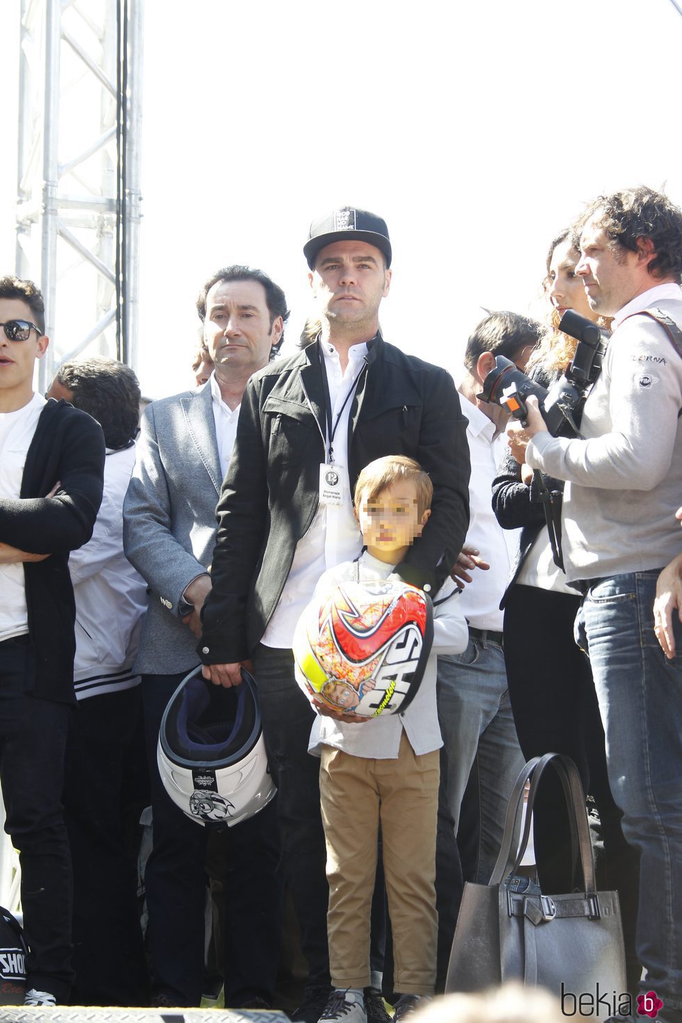 Fonsi Nieto con su hijo Lucas en el homenaje de Ángel Nieto en las puertas del Bernabéu