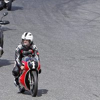 Gelete y Pablo Nieto dando una vuelta en el circuito del Jarama durante el homenaje a su padre Ángel Nieto