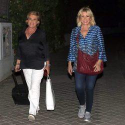 Chelo García Cortés y Mila Ximénez llegan a casa de Terelu Campos para una fiesta