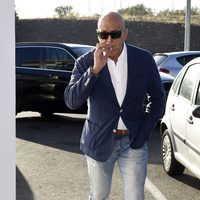 Kiko Matamoros fumando antes del juicio entre Diego Matamoros y Tanit Grande por su hija