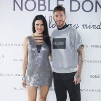 Pilar Rubio luciendo una incipiente barriguita con Sergio Ramos en un acto publicitario