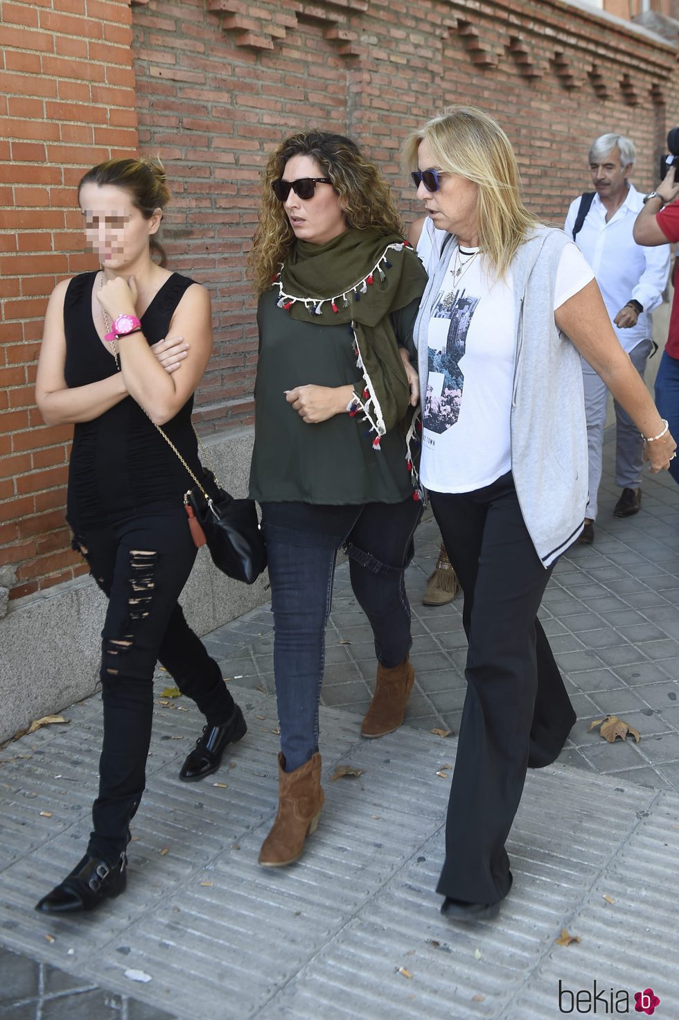 Estrella Morente apoya a Mariola Orellana durante su visita a Antonio Carmona en el hospital