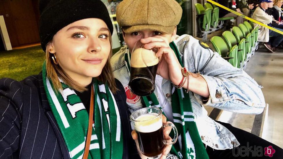 Brooklyn Beckham y Chloe Moretz en Dublin