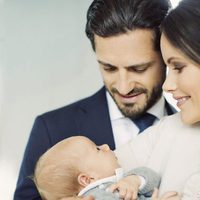 Carlos Felipe de Suecia y Sofia Hellqvist miran embelesados a su hijo Gabriel
