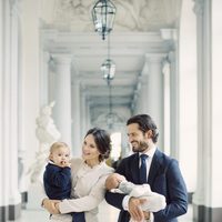 Primer posado familiar de Carlos Felipe de Suecia y Sofia Hellqvist con sus hijos Alejandro y Gabriel
