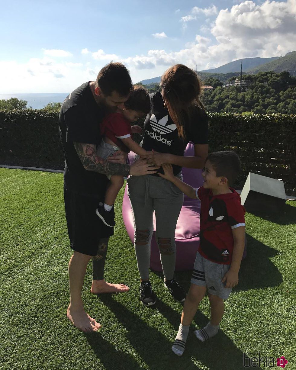 Leo Messi y Antonella Roccuzzo posan con sus hijos Thiago y Mateo para anunciar que esperan un tercer hijo