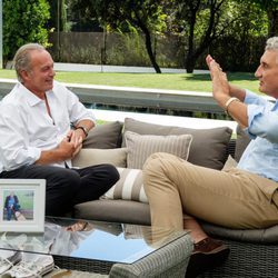 Bertín Orborne haciendo una entrevista a Fernando Romay en 'Mi casa es la tuya'