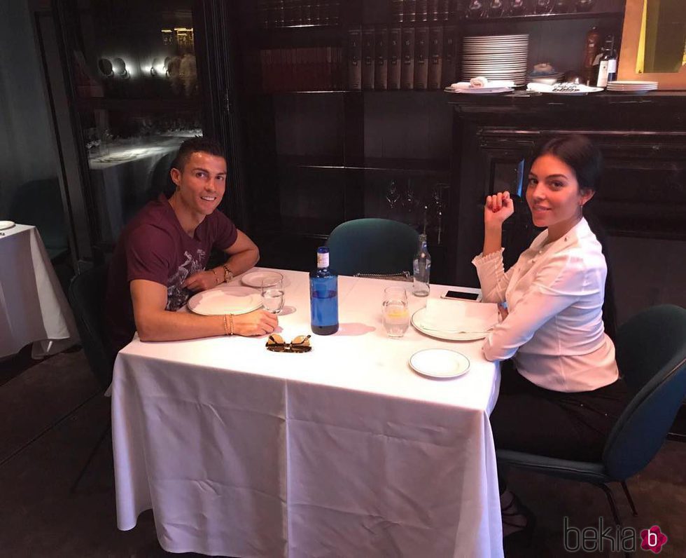 Cristiano Ronaldo y Georgina Rodríguez comiendo en Tatel