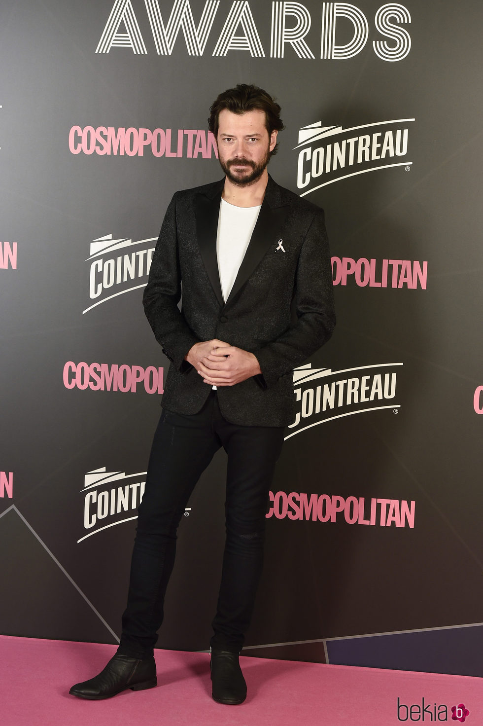 Álvaro Morte en los Premios Cosmopolitan 2017