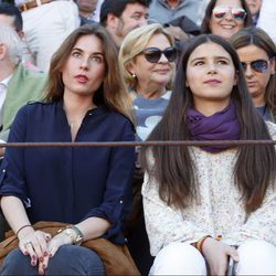 Cayetana Rivera con Lourdes Montes en una corrida de toros