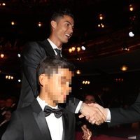 Leo Messi felicitando a Cristiano Ronaldo en la gala de los Premios The Best Fifa 2017