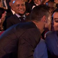Cristiano Ronaldo besando a Georgina Rodríguez en gala de los Premios The Best Fifa 2017