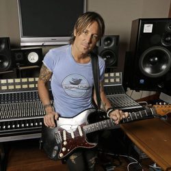 Keith Urban en una sala de grabación