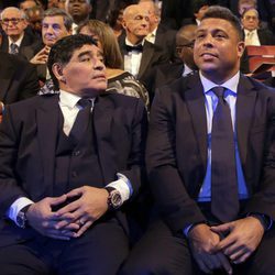 Diego Armando Maradona y Ronaldo en la gala de los Premios The Best Fifa 2017
