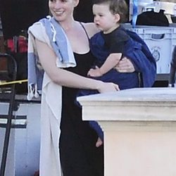 Anne Hathaway en Mallorca junto a su hijo en el rodaje de su próxima película