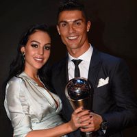 Cristiano Ronaldo con Georgina Rodríguez y su premio The Best Fifa 2017