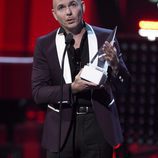 Pitbull con su premio en los Latin American Music Awards 2017