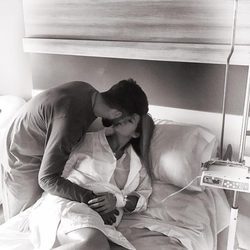 Tamara Gorro recibiendo el apoyo de su marido Ezequiel Garay tras su ingreso