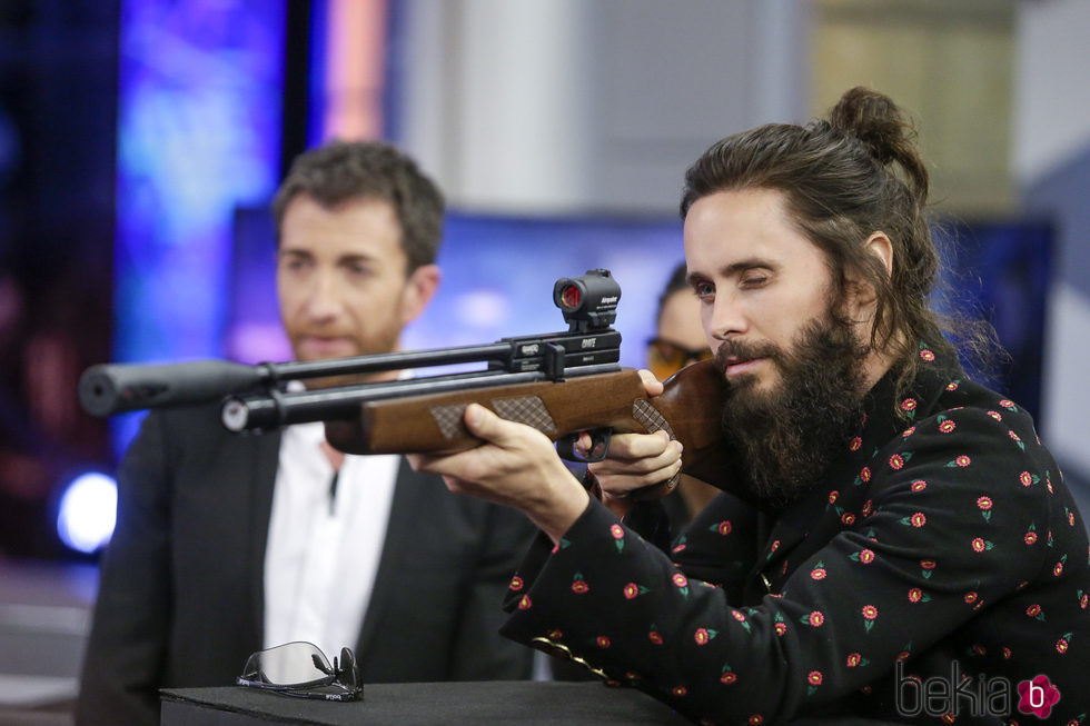 Jared Leto haciendo el reto de Pilar Rubio en 'El hormiguero'