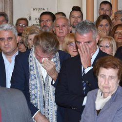 Bigote Arrocet y Manolo Sarria llorando en el funeral de Chiquito de la Calzada