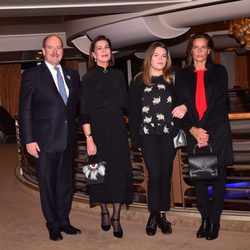 Alberto, Carolina y Estefanía de Mónaco junto a Camille Gottlieb en la proyección de 'La angustia de vivir'