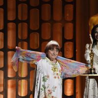 Angelina Jolie entrega el Oscar honorífico a la directora Agnes Varda